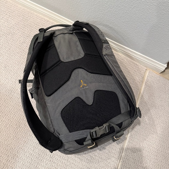 Lowepro HighLine BP 400 AW Backpack in Gray (36L) - Picture 12 of 15